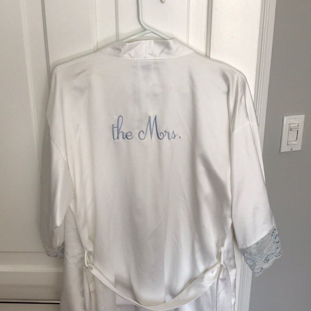 The Mrs. Robe - Picture 4 of 4